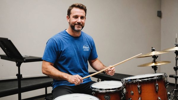 Professeur de batterie donnant un cours